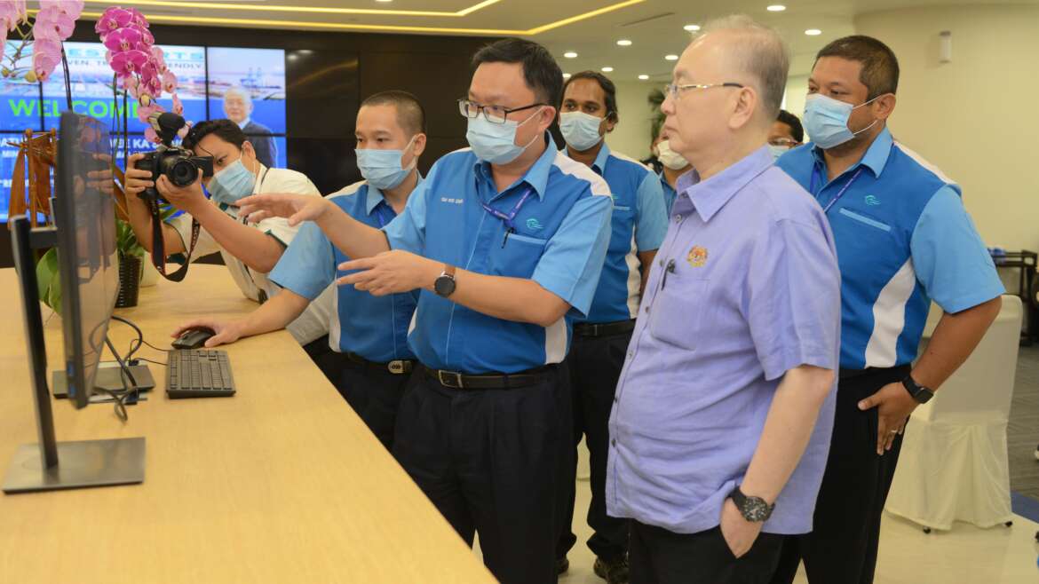 MINISTER OF TRANSPORT, YB. DATUK SERI IR. DR. WEE KA SIONG,                  VISITED WESTPORTS AND OFFICIATED                                                        WESTPORTS WORLD’S FIRST WIRELESS REMOTE P-CHECK SYSTEM